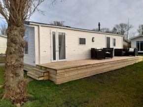 Atmospheric chalet with terrace, by the Wadden Sea